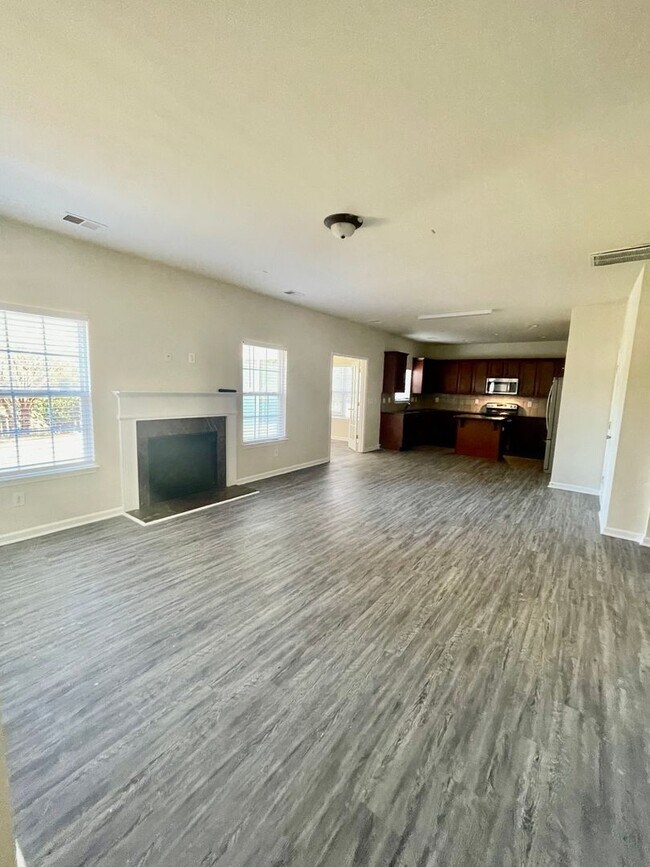 Building Photo - Stunning 5-bedroom, 2.5-bathroom home | Lo...