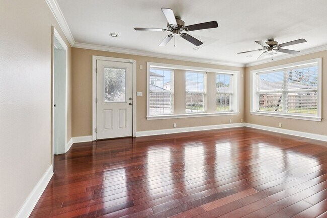Building Photo - Charming Southern Oasis in the Heart of Ne...