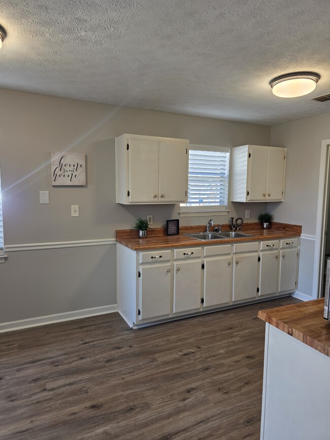 Building Photo - 217 S Hancock St