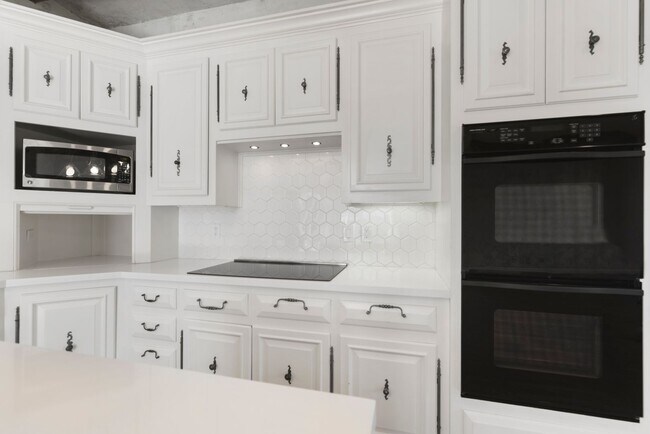 Building Photo - Elegant Living Minutes from the Medical Ce...