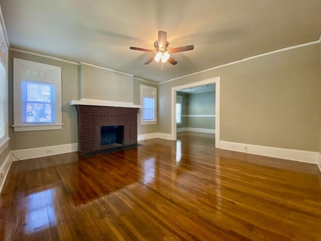 Building Photo - Villa Heights-Belmont Area 2 or 3 bed, 2 b...