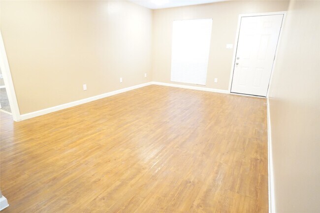 Building Photo - 2414 Mimosa Dr