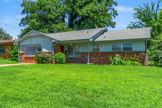 Primary Photo - 1509 NE 33rd St