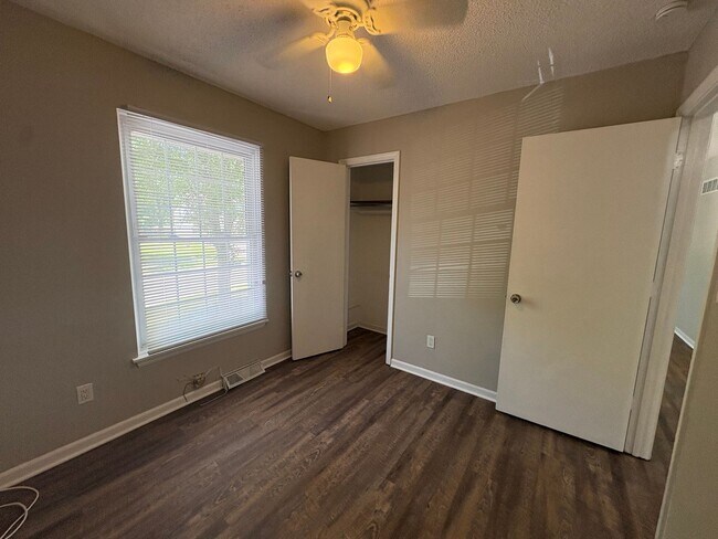 Building Photo - 3 Bedroom 2 Bathroom Available Now! Blue Springs, MO!!