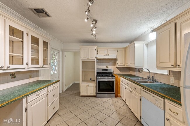 Building Photo - Stunning home located in the heart of Boss...