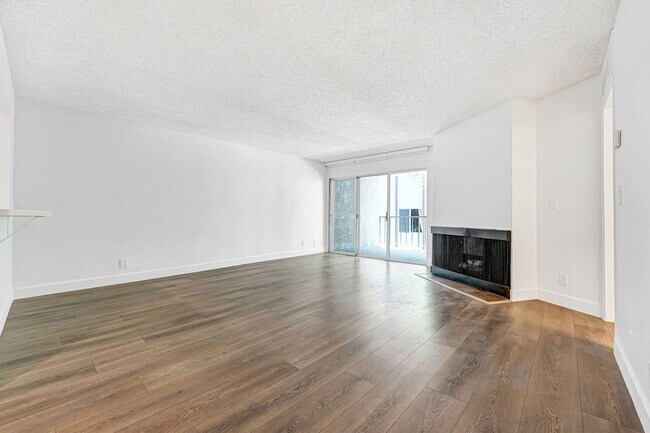 Interior Photo - 8300 De Longpre