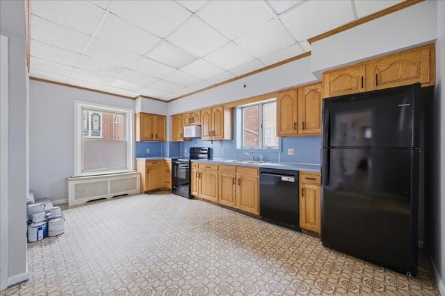 Building Photo - Spacious Victorian, over 2400 sq ft