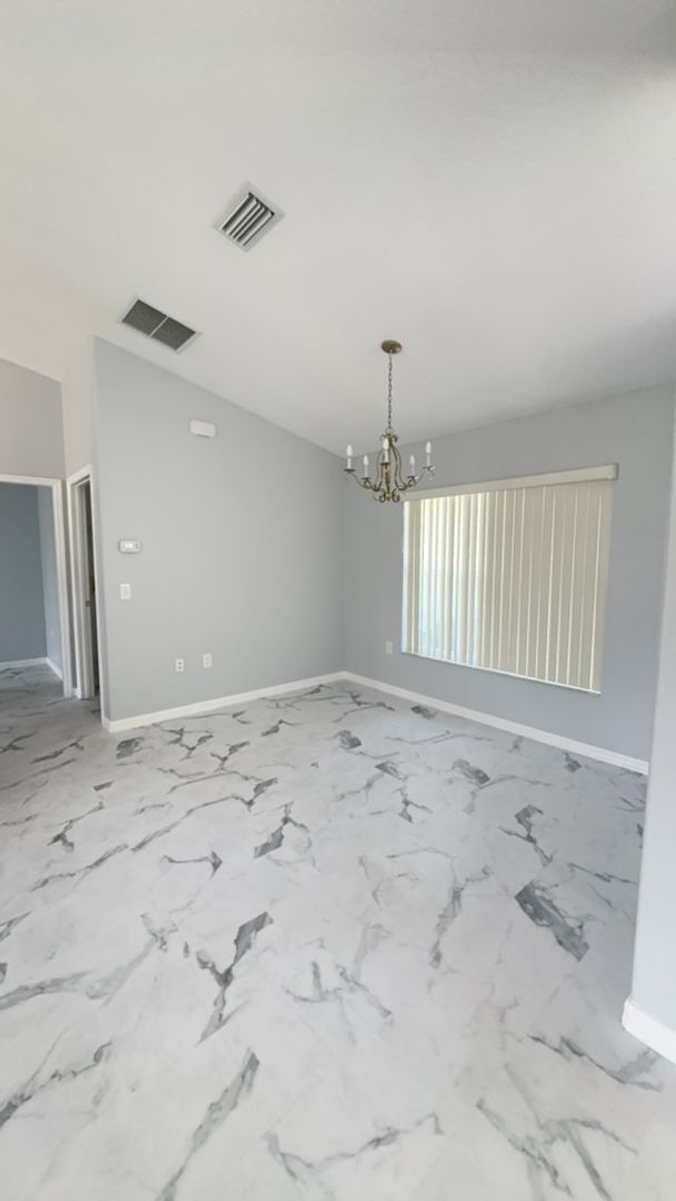 Building Photo - Marion Oaks