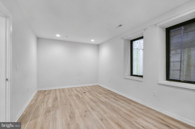 Building Photo - 385 Martin St