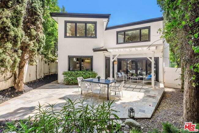 Building Photo - 1805 Coldwater Canyon Dr