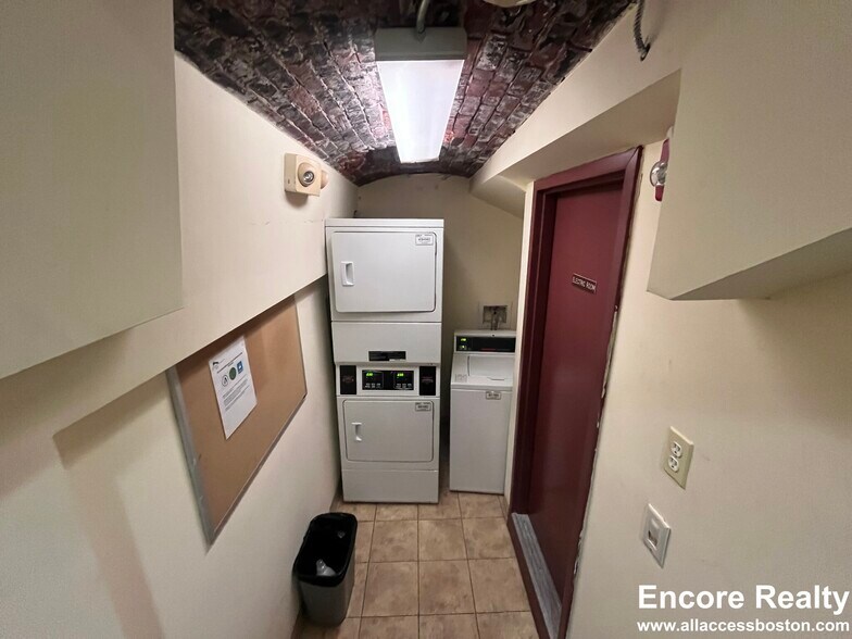 Building Photo - 195 Commonwealth Ave