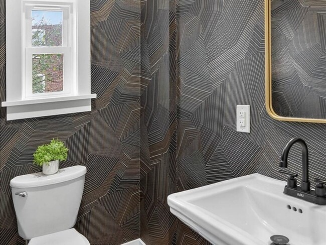 Building Photo - Gorgeous 4 Bedroom 2.5 Bathroom Available in Lancaster City