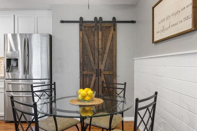 Building Photo - beautifully upgraded 2-bedroom, 1-bath condo in the highly desirable Bench Mark Villas Community