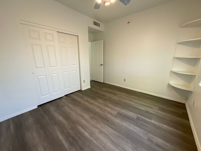 Building Photo - Convenient Eastside location on cul-de-sac