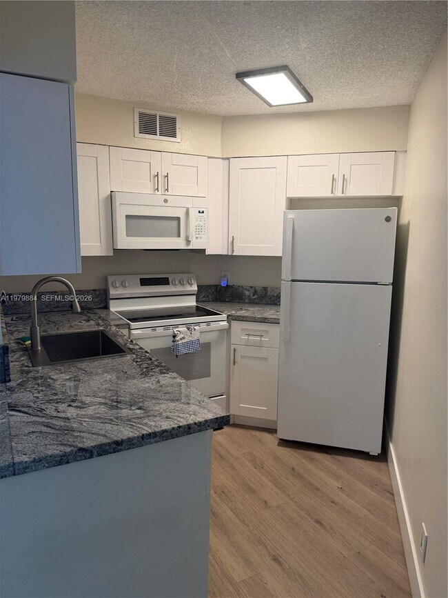 Building Photo - 215 Lake Pointe Dr