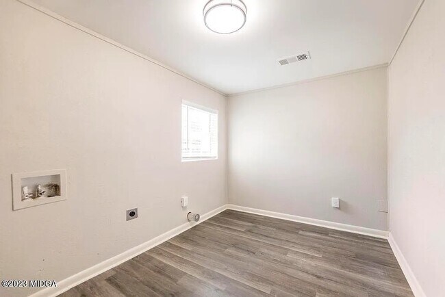 Building Photo - Rogers Ave