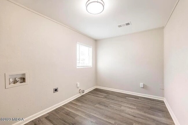 Building Photo - Rogers R3-office