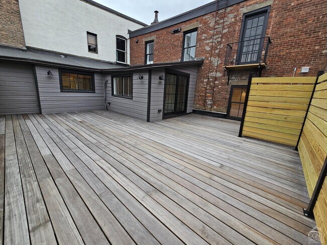 Building Photo - 417 Warren St