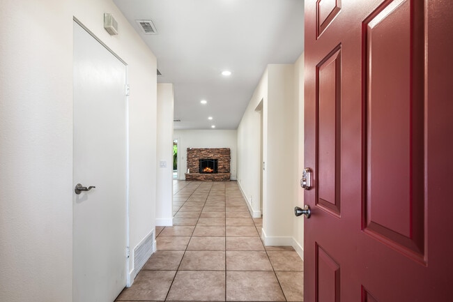 Building Photo - 51550 Avenida Mendoza