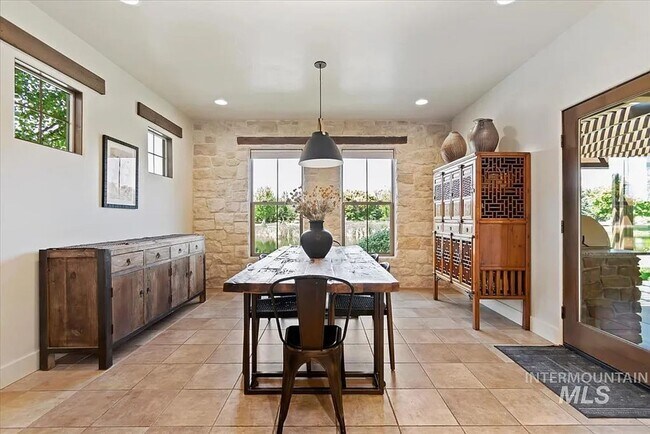 Building Photo - Stunning 4 Bedroom Home in The Shores | Luxury Meets Every Day Comfort