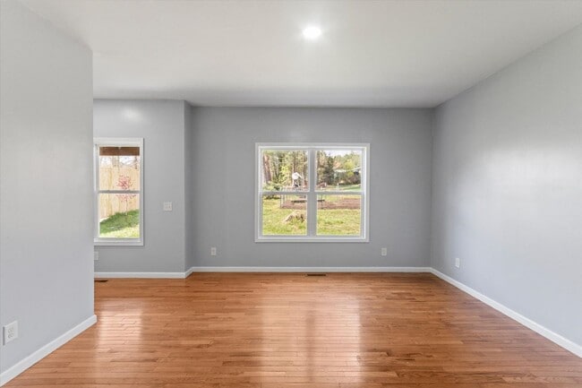 Building Photo - In Town Near The Bike Path