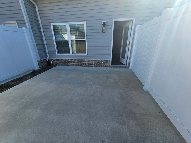 Building Photo - LUXURY TOWNHOME  IN THE CENTER OF MANCHESTER!