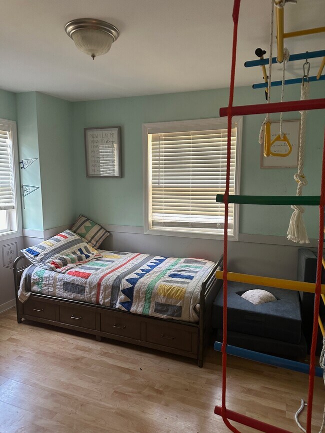 Building Photo - 955 Acorn Dr