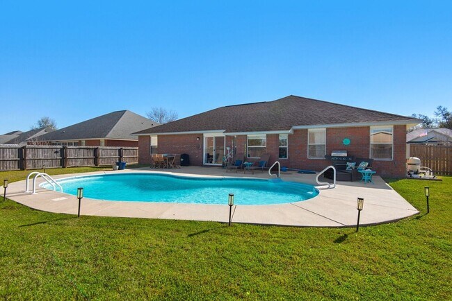 Building Photo - Splash in with a4/2 pool home in Holly-Cli...
