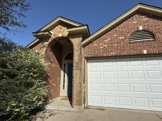 Building Photo - Comfort, Style & Privacy in the Heart of S...