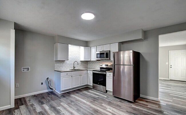 Building Photo - 2 Bedroom/ 1 Bath Duplex convenient locati...