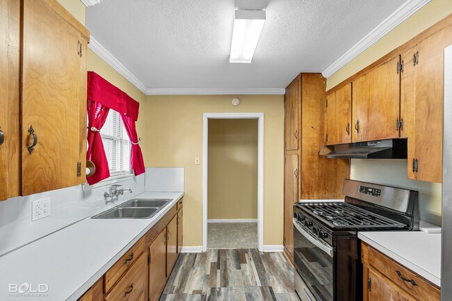 Building Photo - Check Out this 3 bed 2 bath!!