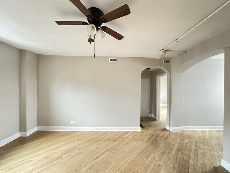 Building Photo - 901 Green Bay Rd