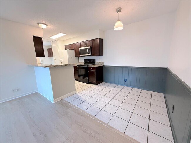 Building Photo - 9900 Hundred Oaks Cir