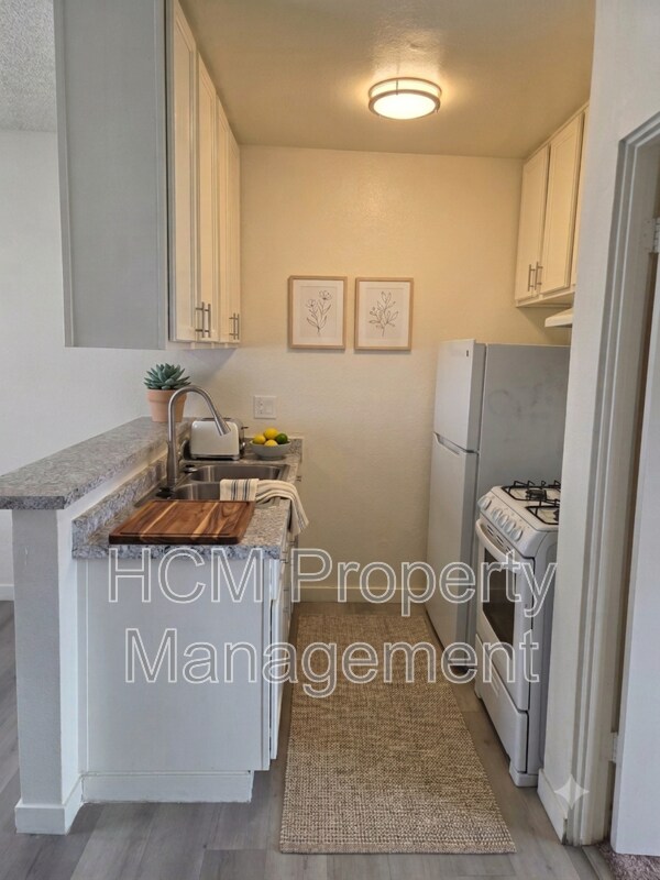 Building Photo - 10237 Fernglen Ave