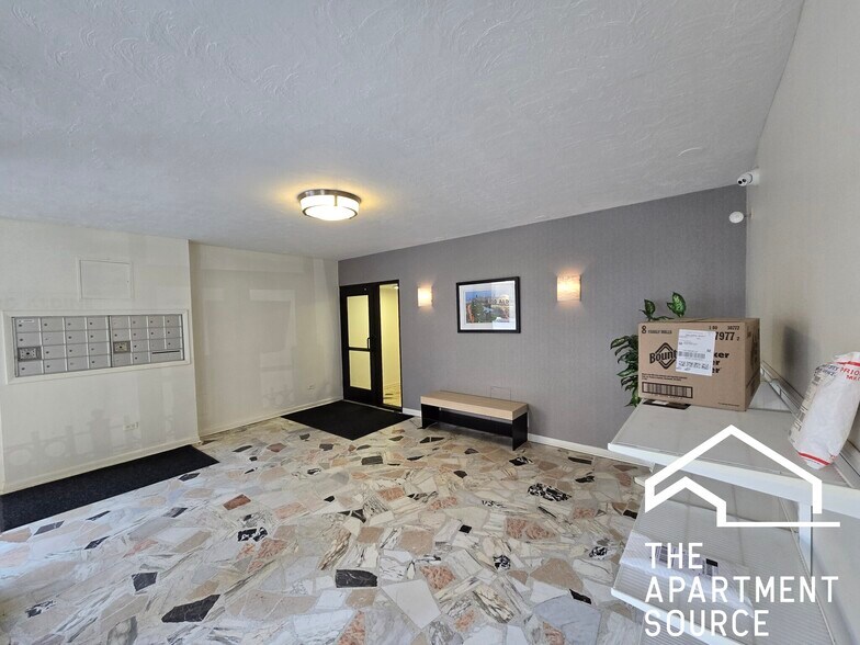 Building Photo - 420 W Aldine Ave