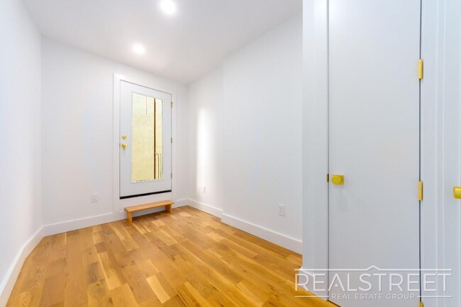 Building Photo - Stunning 3 bed 3 Bath with WD in unit and ...