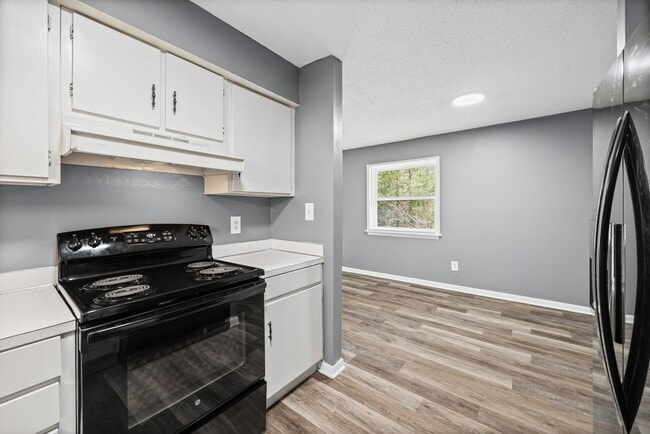 Building Photo - Convenient 1 Bedroom, 1 Bath first-floor condo located in Pawtuckett on the Green near the airpor...