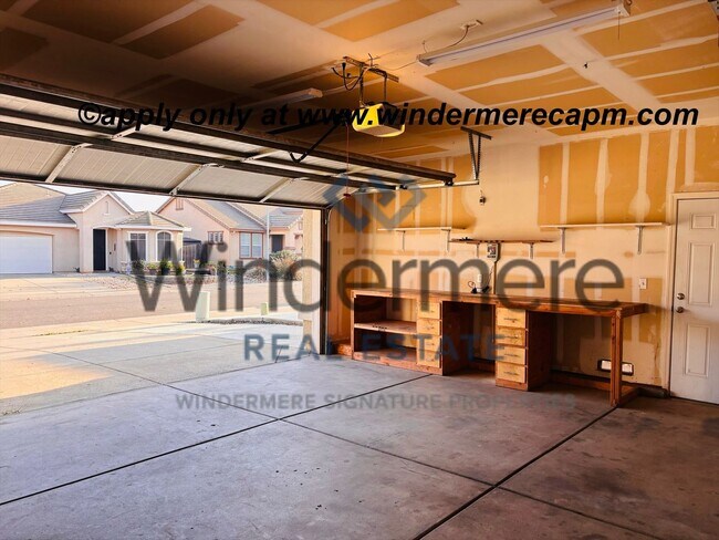 Building Photo - Bright & Stylish Entertainer's Retreat! Single story 3 bed- Plus Bonus Room!!