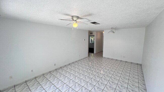 Building Photo - 2 Bedroom/1 Bath Townhome in Orlando!