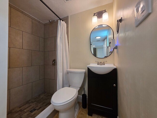 Building Photo - Spacious Townhome in The Trails