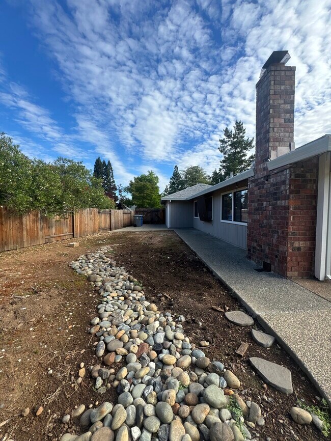Building Photo - Stunning 3 bedroom 2.5 bathroom home in Folsom with large backyard