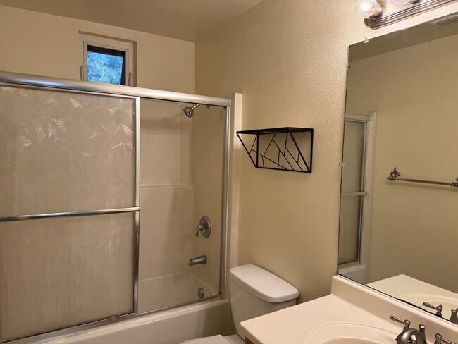 Building Photo - Charming 2 Bedroom 1.5 Bathroom Townhome w...