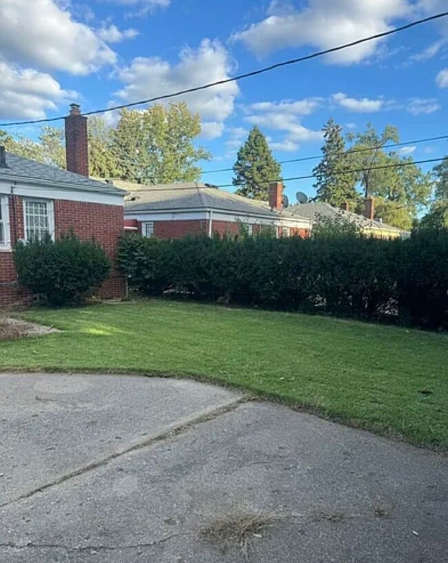 Building Photo - 3 bedroom brick ranch