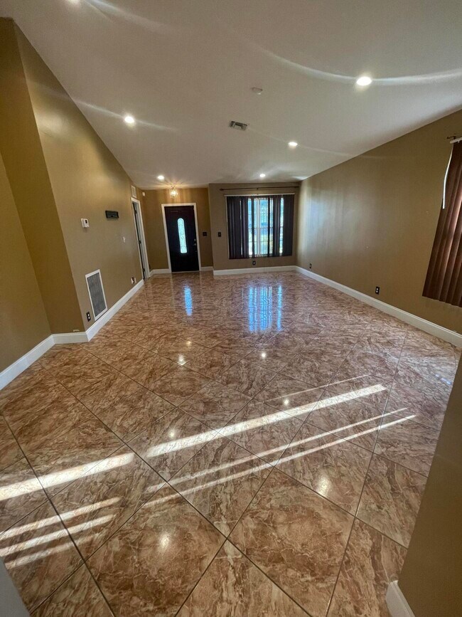 Building Photo - 5472 Club Cir
