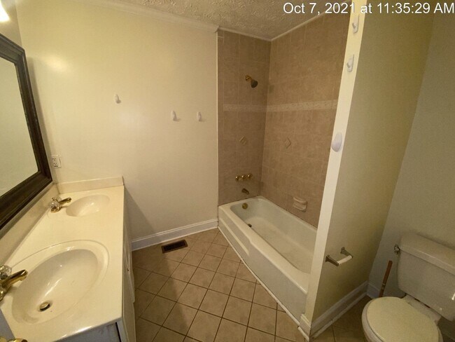 Building Photo - 1005 Sandalwood Dr
