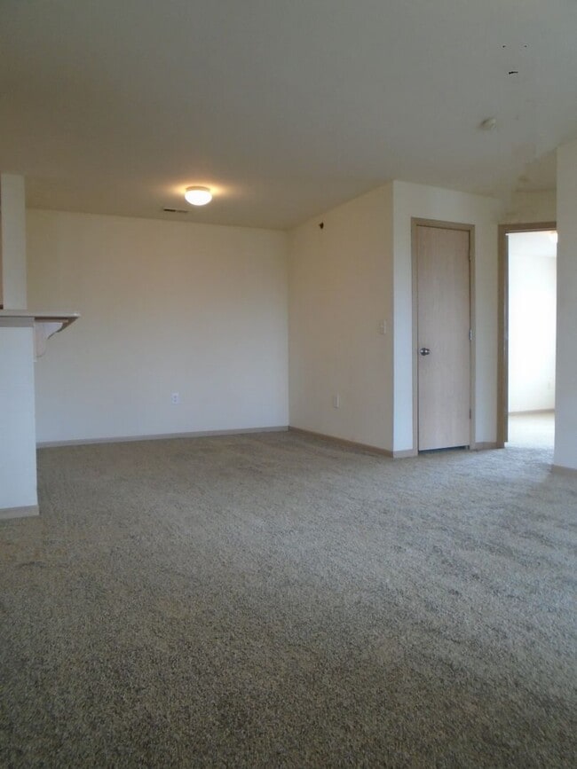 Building Photo - Spacious Apartment