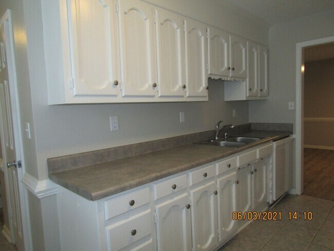 Building Photo - 17 Colonial Way