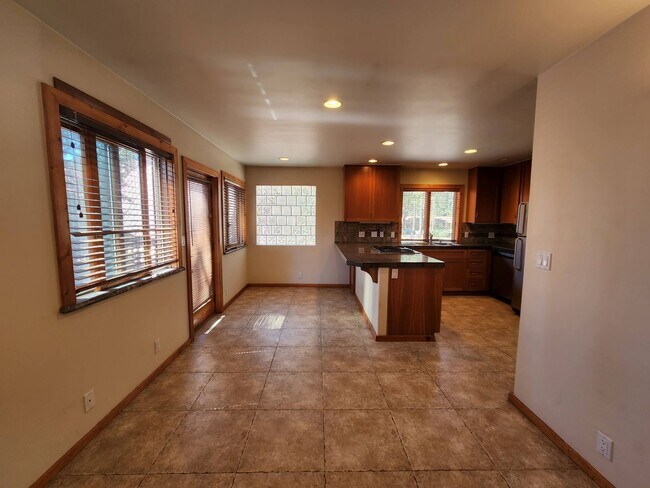 Building Photo - 252 - Yaho Duplex