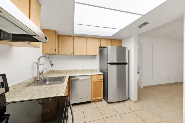 Building Photo - 588 Fairways Ln