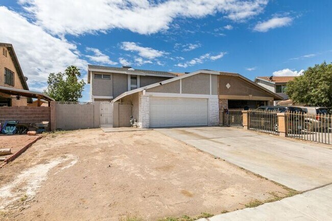 Building Photo - Double Primary Townhome with Spacious Backyard in 89115!